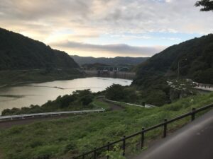 やまがた こころの相談所 | 「月の女神」霊山に抱かれて あさひ月山湖展望広場 鶴岡市