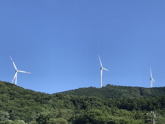 やまがた こころの相談所 | 雄大に回る巨大なプロペラ 鶴岡市 小波渡(こばと)