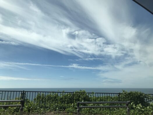 やまがた こころの相談所 | 清涼感たっぷり広大な青空 鶴岡市 堅苔沢(かたのりざわ)
