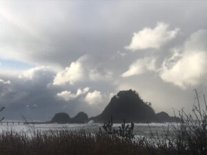 やまがた こころの相談所 | 強風と荒波が厳しい冬の白山島 もみほぐし オラクルカード占い