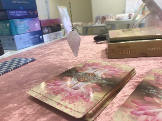 やまがた こころの相談所 | 「ペンデュラム」でカードを自分で選ぶ不思議と楽しさ フォーチュンヒーリング オラクルカード占い