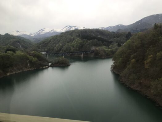 やまがた こころの相談所 | 待ち遠しい新緑の季節の月山湖を眺めて心ゆっくり