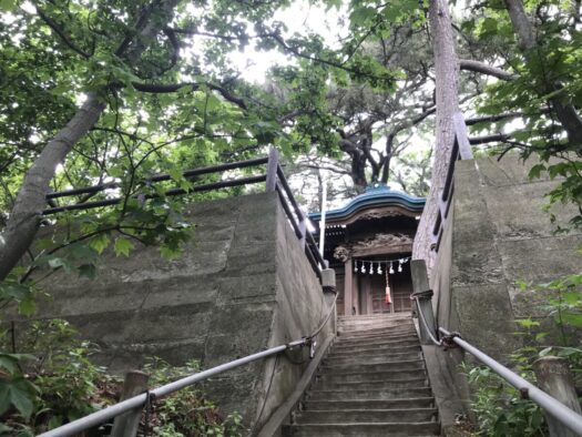 やまがた こころの相談所 | 「白山神社 」天につながる急勾配の石段 鶴岡市由良 やまがた こころの相談所 | 「白山神社 」天につながる急勾配の石段 鶴岡市由良